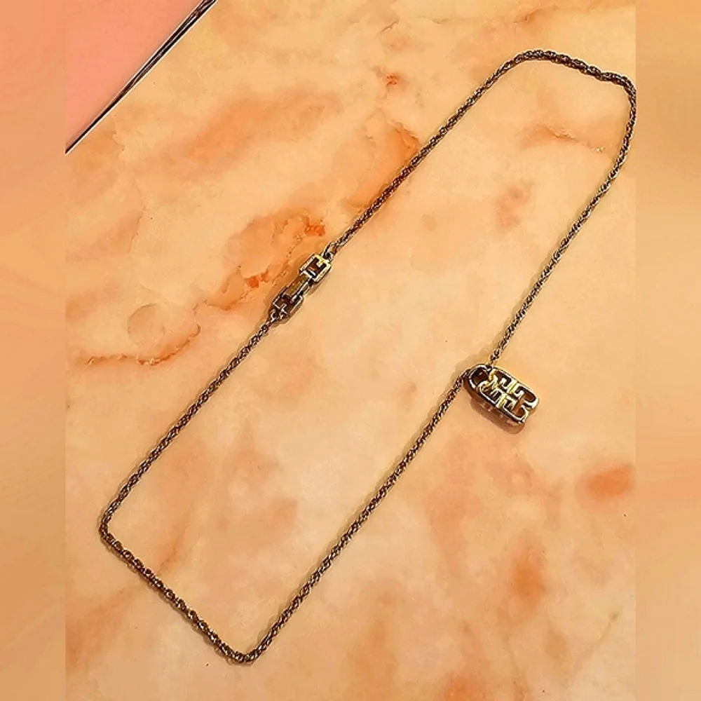 ✨️Givenchy 4G Logo Pendant Vintage Gold Tone Rope Chain Necklace✨️